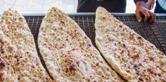 تامین آرد نانوایی‌ها به طور منظم انجام می شود